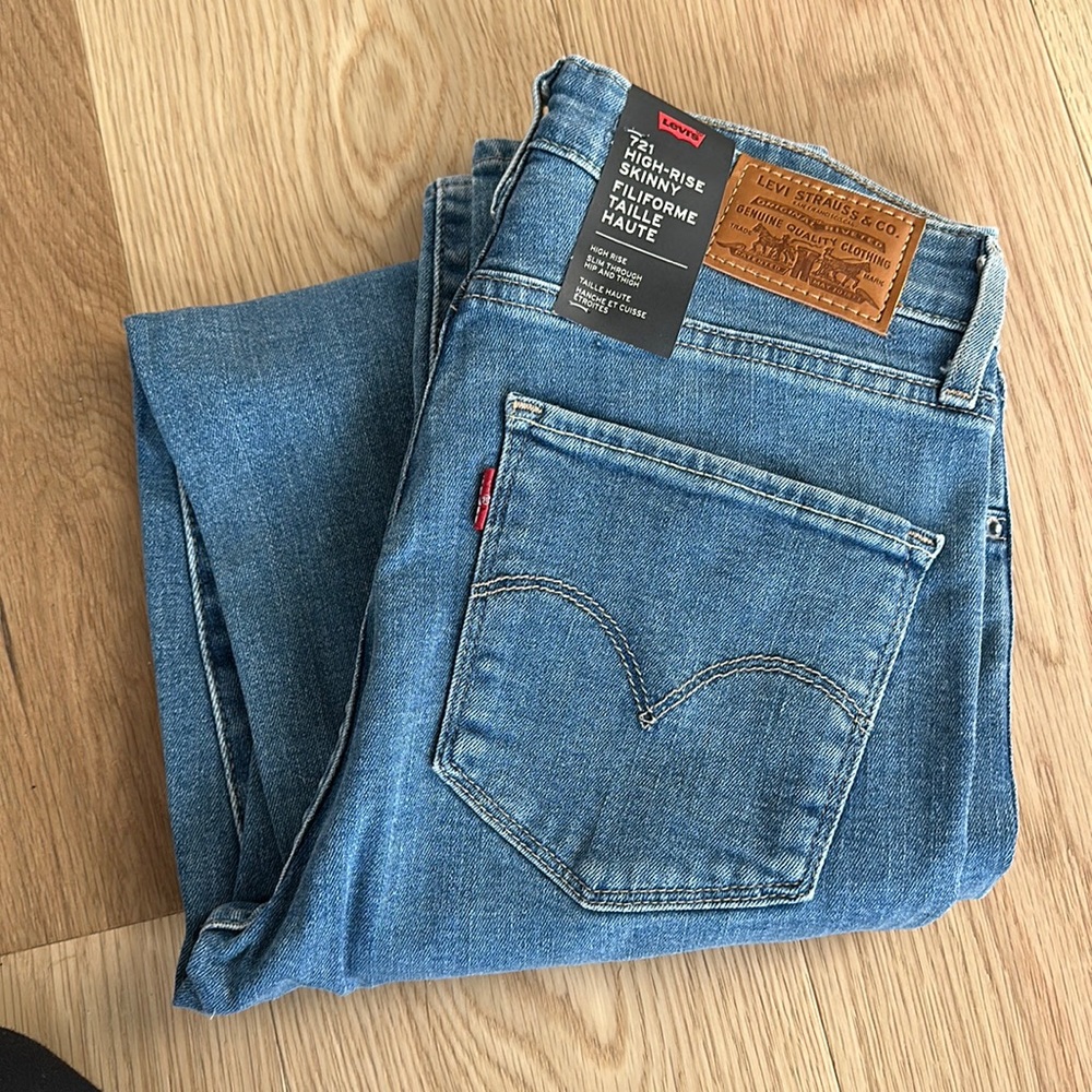 New with Tags Levi’s 721 High Rise Skinny size 26.